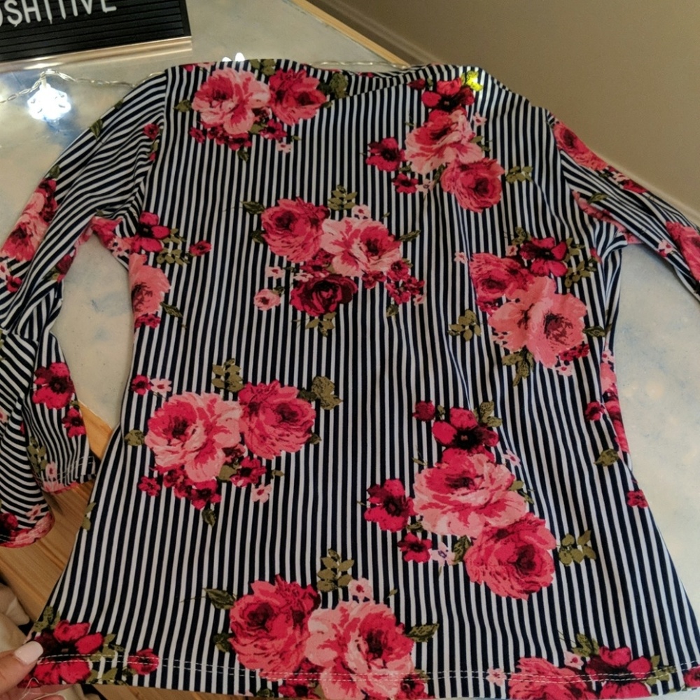🏷️$5 SALE Floral bell sleeves top - Picture 4 of 4